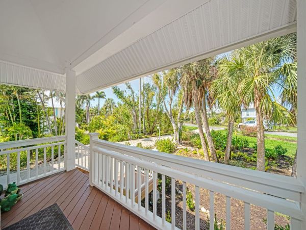 Luxury Four Bedroom Sanibel Vacation Home Close to Beach