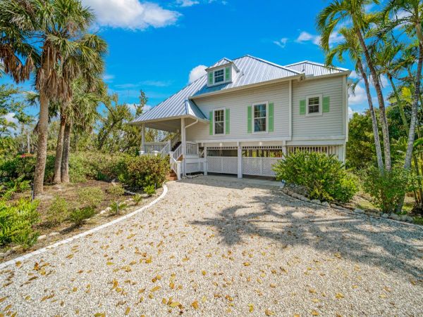 Luxury Four Bedroom Sanibel Vacation Home Close to Beach