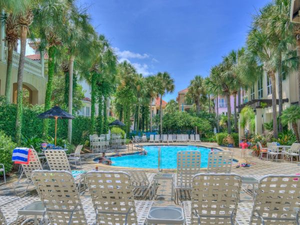Destin Four Bedroom Home Walk to the Beach