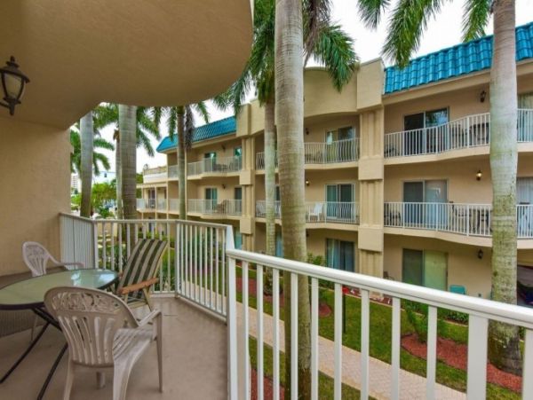 Siesta Key Condo 2 Bedrooms Sleeps 8 with Bay & Pool Views