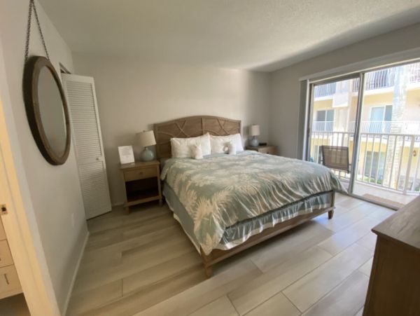 Siesta Key Condo 2 Bedrooms Sleeps 8 with Bay & Pool Views