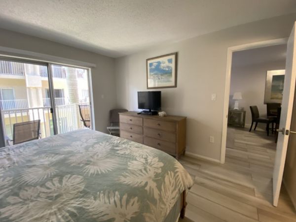 Siesta Key Condo 2 Bedrooms Sleeps 8 with Bay & Pool Views