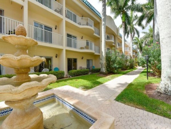 Siesta Key Condo 2 Bedrooms Sleeps 8 with Bay & Pool Views