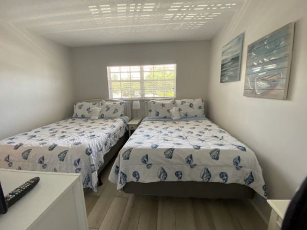 Siesta Key Condo 2 Bedrooms Sleeps 8 with Bay & Pool Views