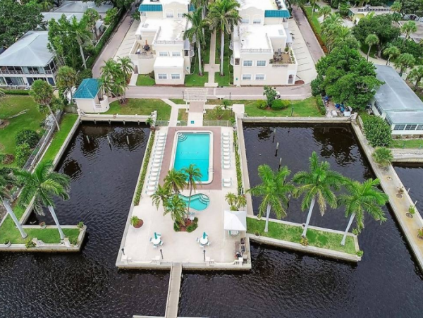 Siesta Key Condo 2 Bedrooms Sleeps 8 with Bay & Pool Views