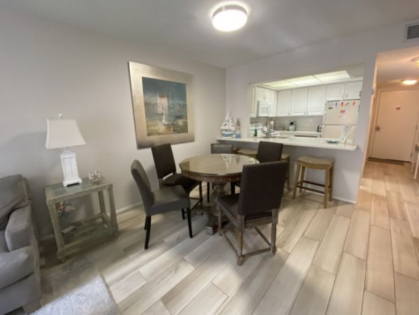 Siesta Key Condo 2 Bedrooms Sleeps 8 with Bay & Pool Views