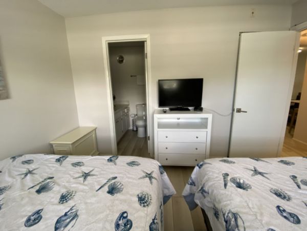 Siesta Key Condo 2 Bedrooms Sleeps 8 with Bay & Pool Views
