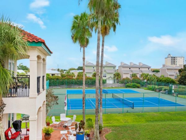 Destin Vacation Home Four Bedroom Walk to Beach