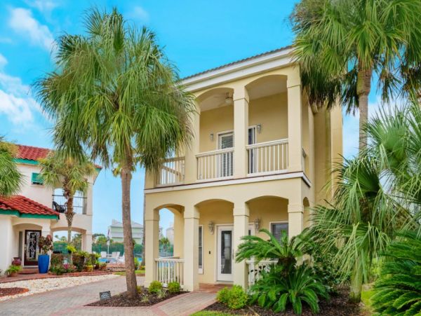 Destin Vacation Home Four Bedroom Walk to Beach