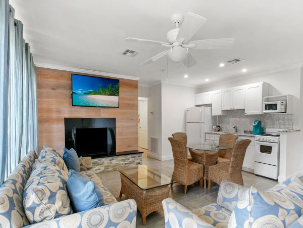 Two Bedroom Siesta Key Vacation Villa Close to Beach Sleeps 6