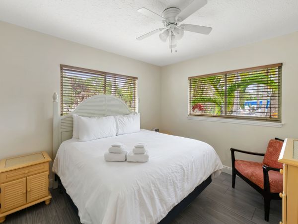 Two Bedroom Siesta Key Vacation Villa Close to Beach Sleeps 6