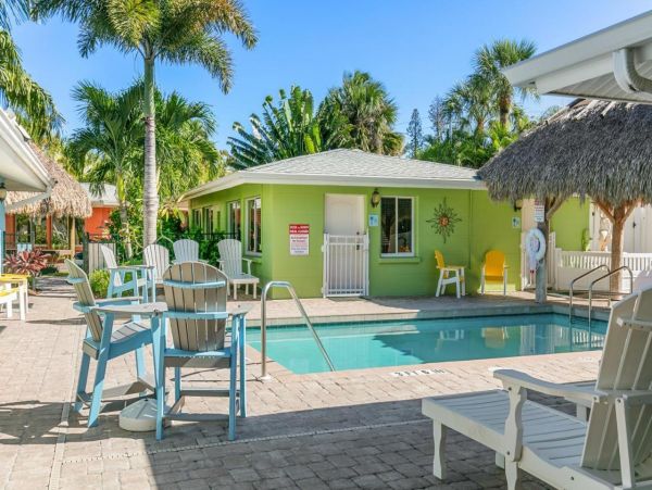 Two Bedroom Siesta Key Vacation Villa Close to Beach Sleeps 6