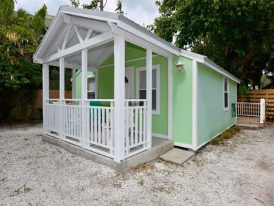 Walk to Beach 2 Bedroom Cottage in Siesta Key