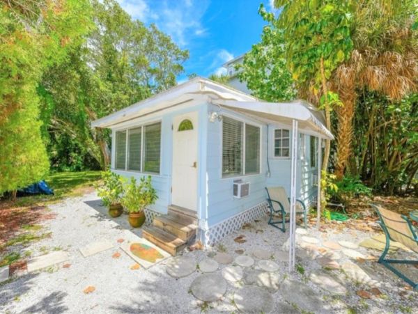 Siesta Key Value Beach Cottage Directly Across from Beach