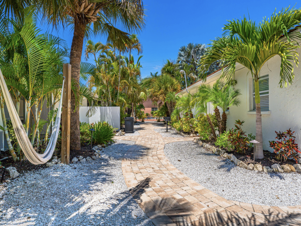 Charming Coastal Casita - Steps from Siesta Key's Top-Rated Beach