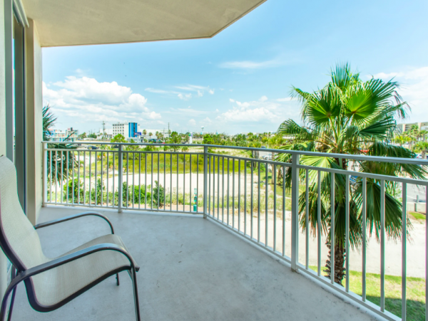 Two Bedroom Condo, short walk to the beach