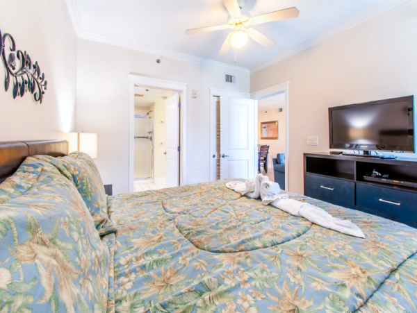 Two Bedroom Condo, short walk to the beach