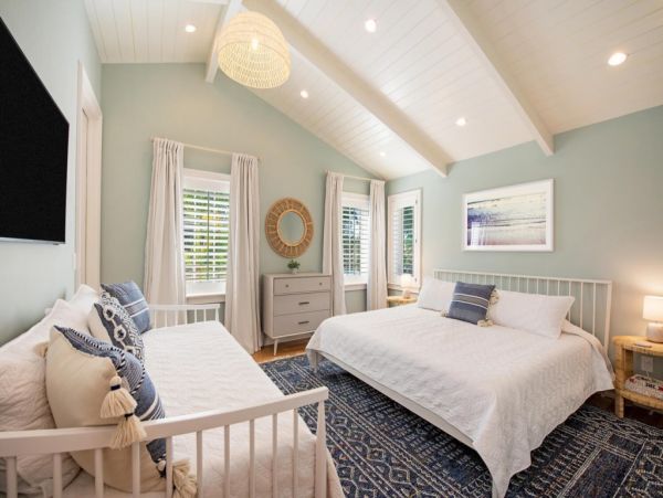 Beautiful Home with Pool in Naples, Walk to Beach