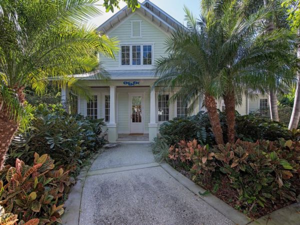 Beautiful Home with Pool in Naples, Walk to Beach
