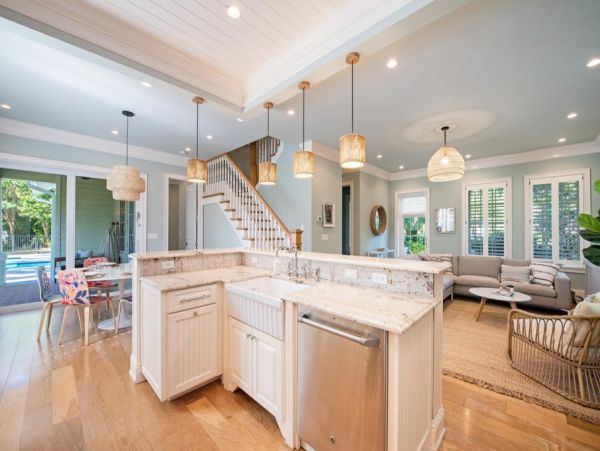 Beautiful Home with Pool in Naples, Walk to Beach