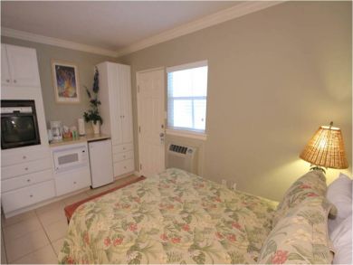 Hotel Room with Queen Bed