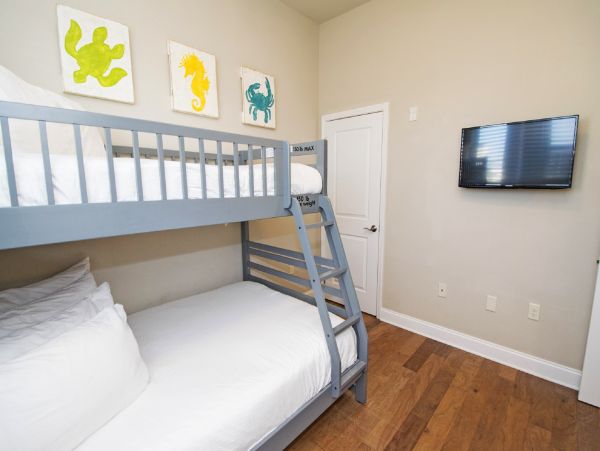 Miramar Vacation Condo Sleeps 8 Guests Short Walk To Beach