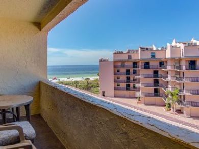 Siesta Key Beautiful 2 Bedroom Condo with Large Outdoor Pool