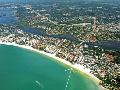Siesta Key Beautiful 2 Bedroom Condo with Large Outdoor Pool