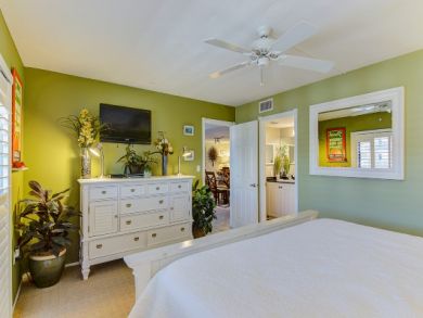 Siesta Key Beautiful 2 Bedroom Condo with Large Outdoor Pool