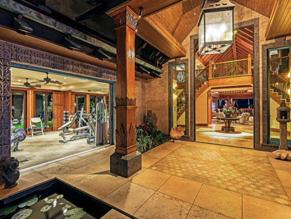 Sweeping Views From this Maui 7 Bedroom Luxury Mansion