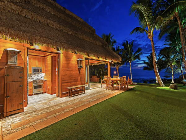 Sweeping Views From this Maui 7 Bedroom Luxury Mansion