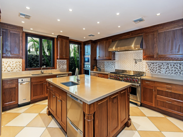 Sweeping Views From this Maui 7 Bedroom Luxury Mansion