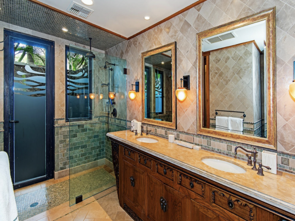 Sweeping Views From this Maui 7 Bedroom Luxury Mansion