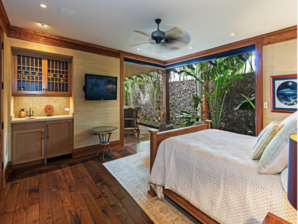 Sweeping Views From this Maui 7 Bedroom Luxury Mansion