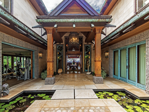 Sweeping Views From this Maui 7 Bedroom Luxury Mansion