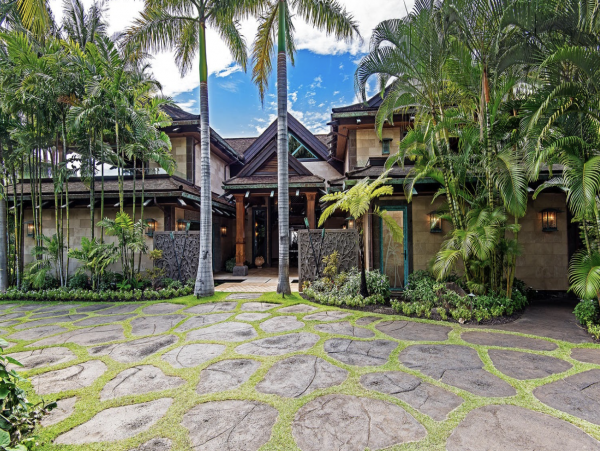 Sweeping Views From this Maui 7 Bedroom Luxury Mansion