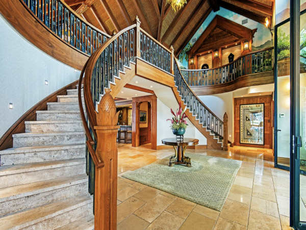 Sweeping Views From this Maui 7 Bedroom Luxury Mansion