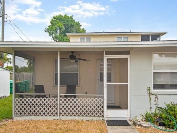 Two Bedroom Short Walk to Beach Vacation Duplex in Manasota