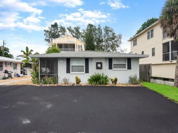Two Bedroom Short Walk to Beach Vacation Duplex in Manasota