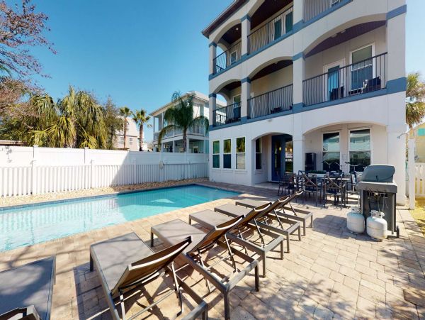 Destin 9 Bedroom Retreat Less Than One Block from the Beach!