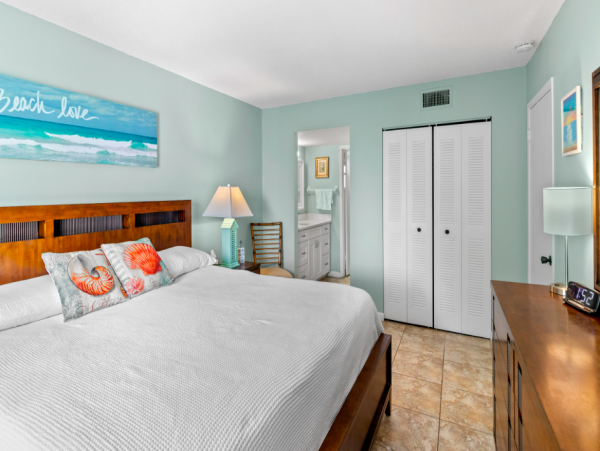 Longboat Key Vacation Condo Rental Sleeps Four