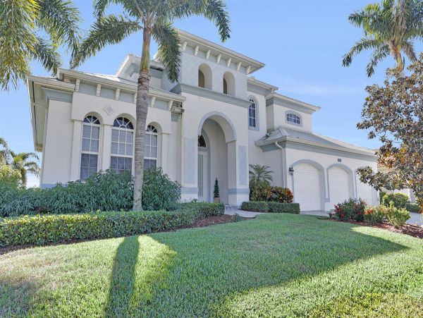 Stunning 3 Bedroom Home with Private Pool and Boat Dock