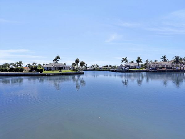 Stunning 3 Bedroom Home with Private Pool and Boat Dock