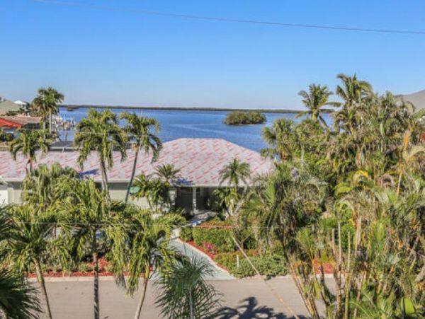 Fort Myers Pool Home Five Minutes to the Beach 4 Bedrooms