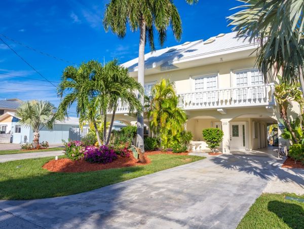 Key Colony Four Bedroom Stroll to the Beach Great Rental