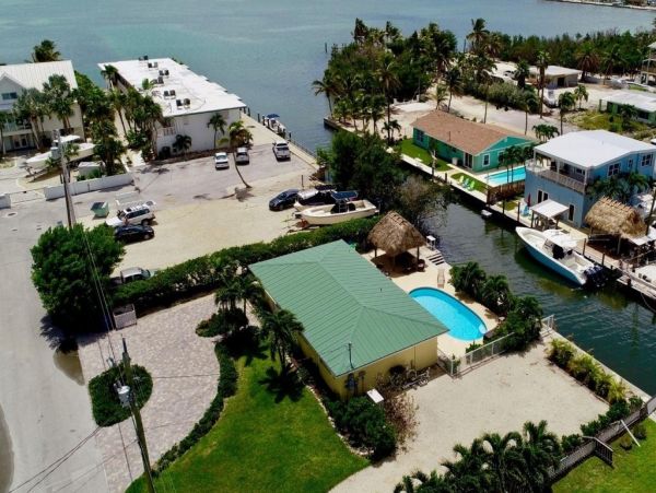 FLORIDA KEYS 3 BEDROOM POOL HOME ON CANAL SLEEPS 8