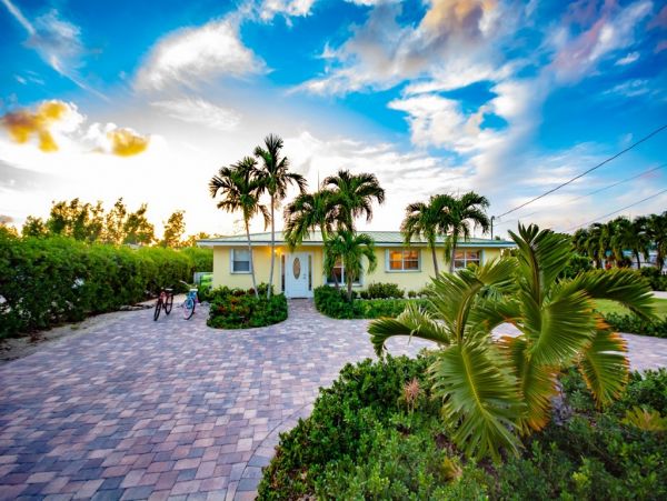 FLORIDA KEYS 3 BEDROOM POOL HOME ON CANAL SLEEPS 8