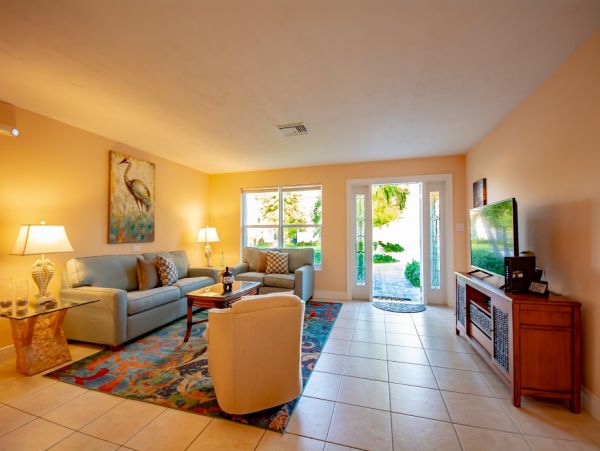 FLORIDA KEYS 3 BEDROOM POOL HOME ON CANAL SLEEPS 8