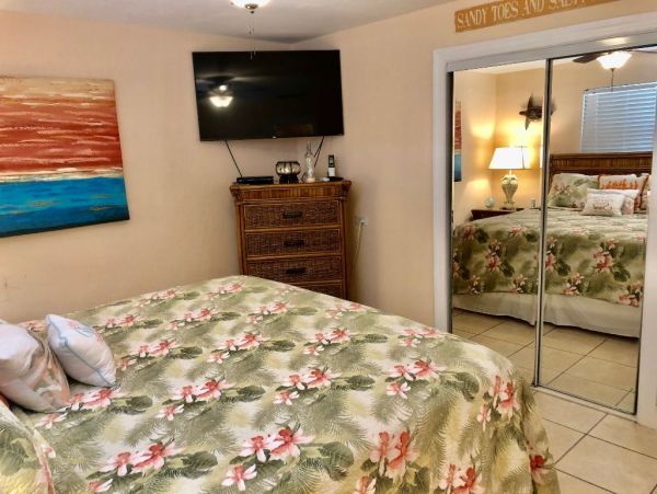 FLORIDA KEYS 3 BEDROOM POOL HOME ON CANAL SLEEPS 8