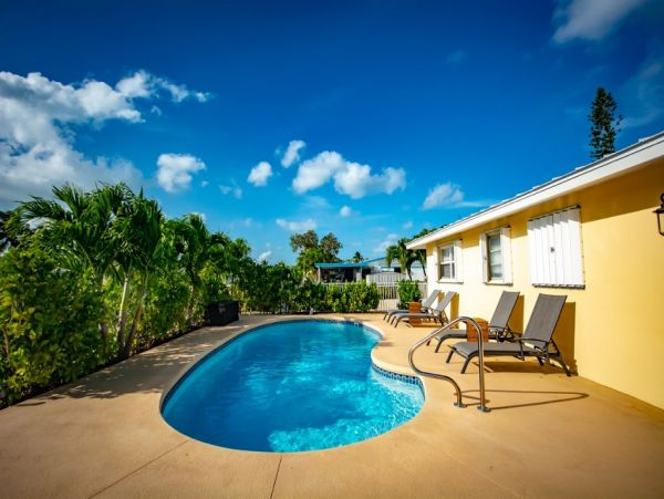 FLORIDA KEYS 3 BEDROOM POOL HOME ON CANAL SLEEPS 8
